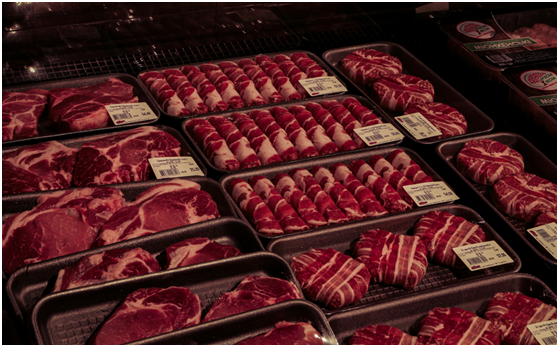 Витрина магазина с вакуумированными мясными продуктами — красивое оформление и продление срока хранения продуктов в вакууме