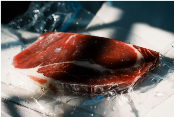 Свежий стейк в вакуумной упаковке – один из лучших способов продления срока хранения продуктов в вакууме